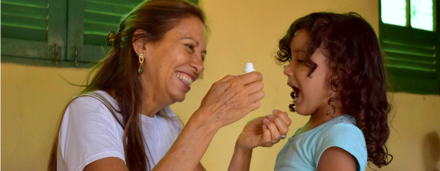A pediatra Beth Máximo ministra medicação para prevenção de verminoses